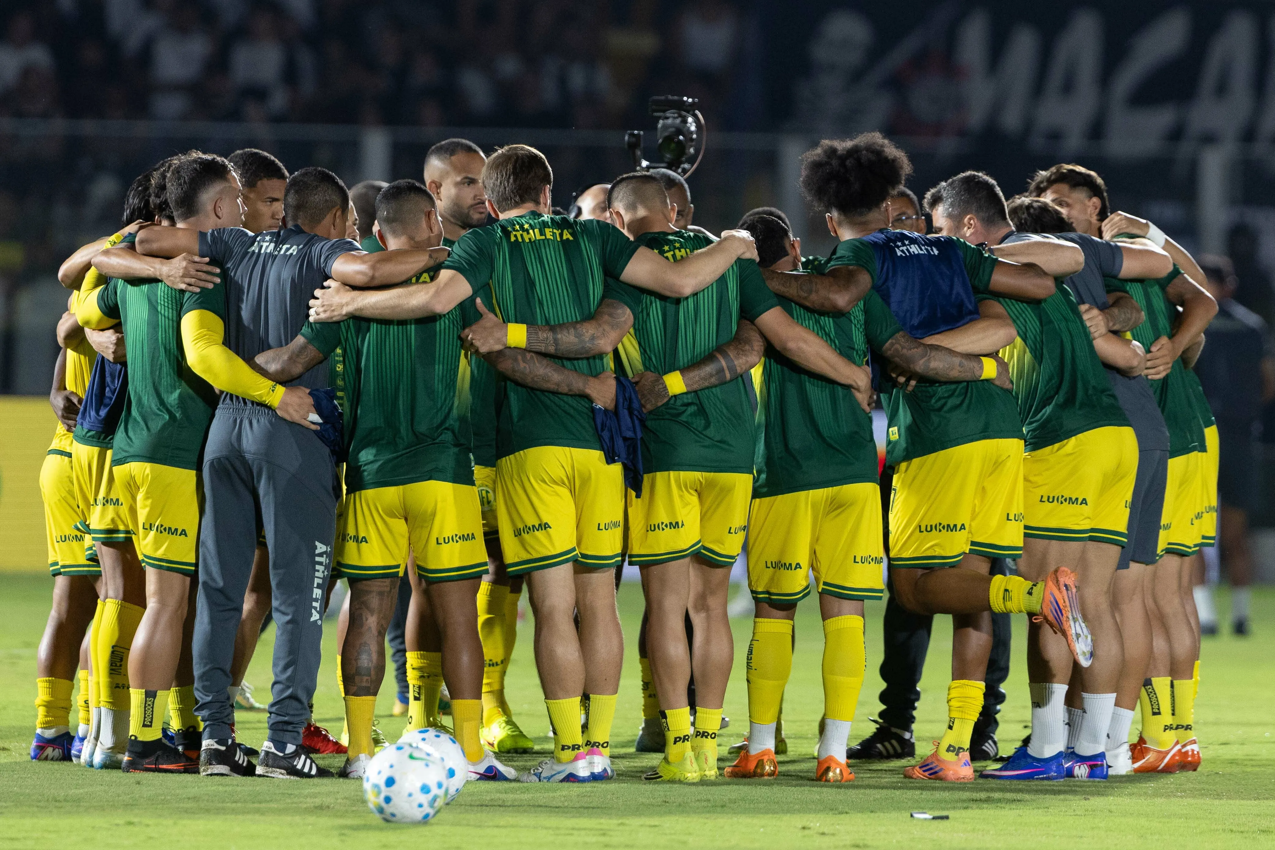 Jogadores do Mirassol REUNIDOS EM CAMPPO  antes na partida contra Corinthians no estadio Jose Maria de Campos Maia pelo campeonato Brasileiro A 2026. Foto: Joisel Amaral/AGIF