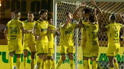 Jogadores do Mirassol comemoram vitória ao final da partida contra o Corinthians. Foto: Joisel Amaral/AGIF