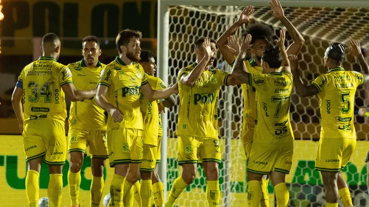 Jogadores do Mirassol comemoram vitória ao final da partida contra o Corinthians. Foto: Joisel Amaral/AGIF