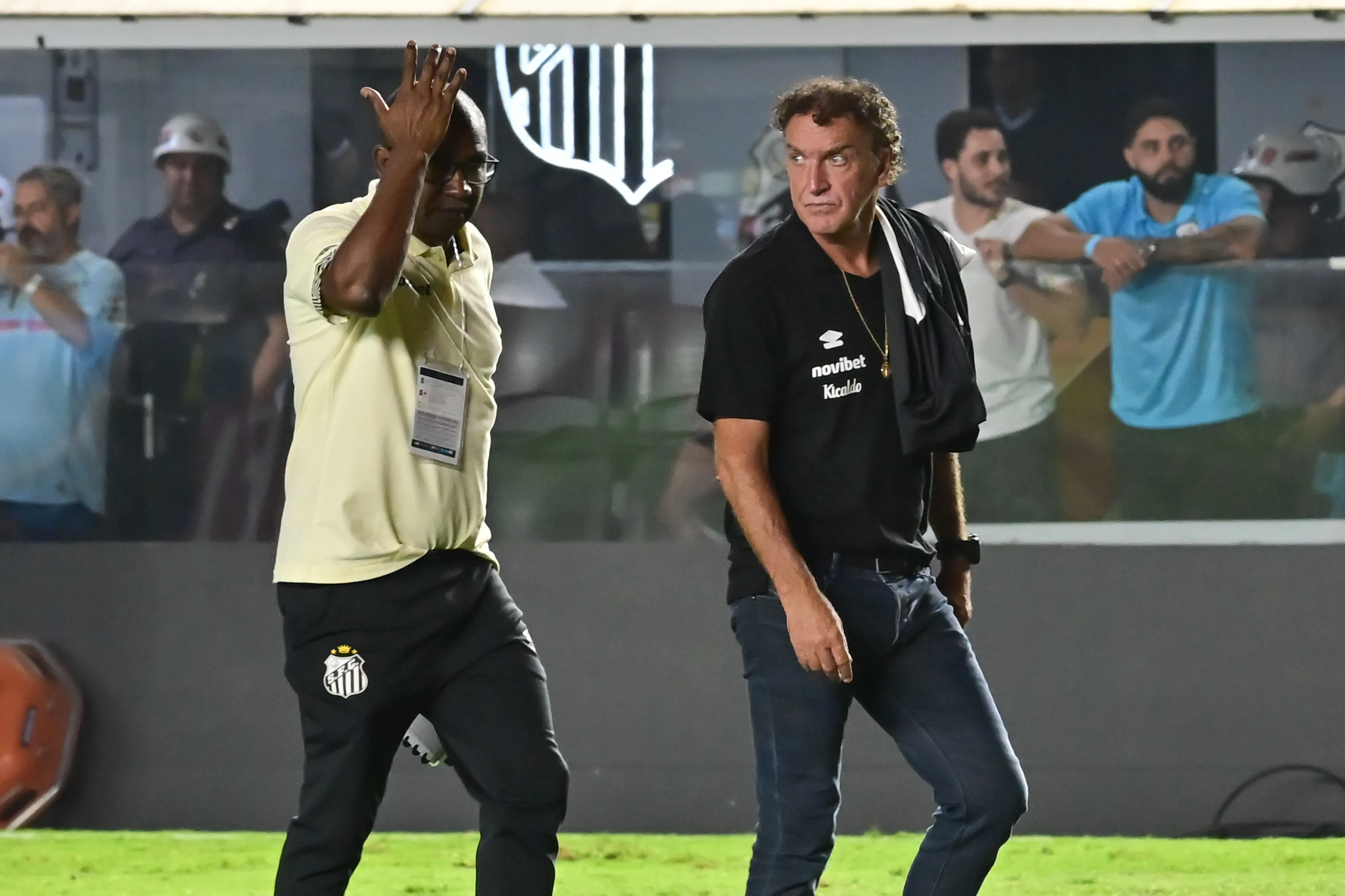Cuca técnico do Santos durante partida contra o Deportivo Recoleta. Foto: Jota Erre/AGIF