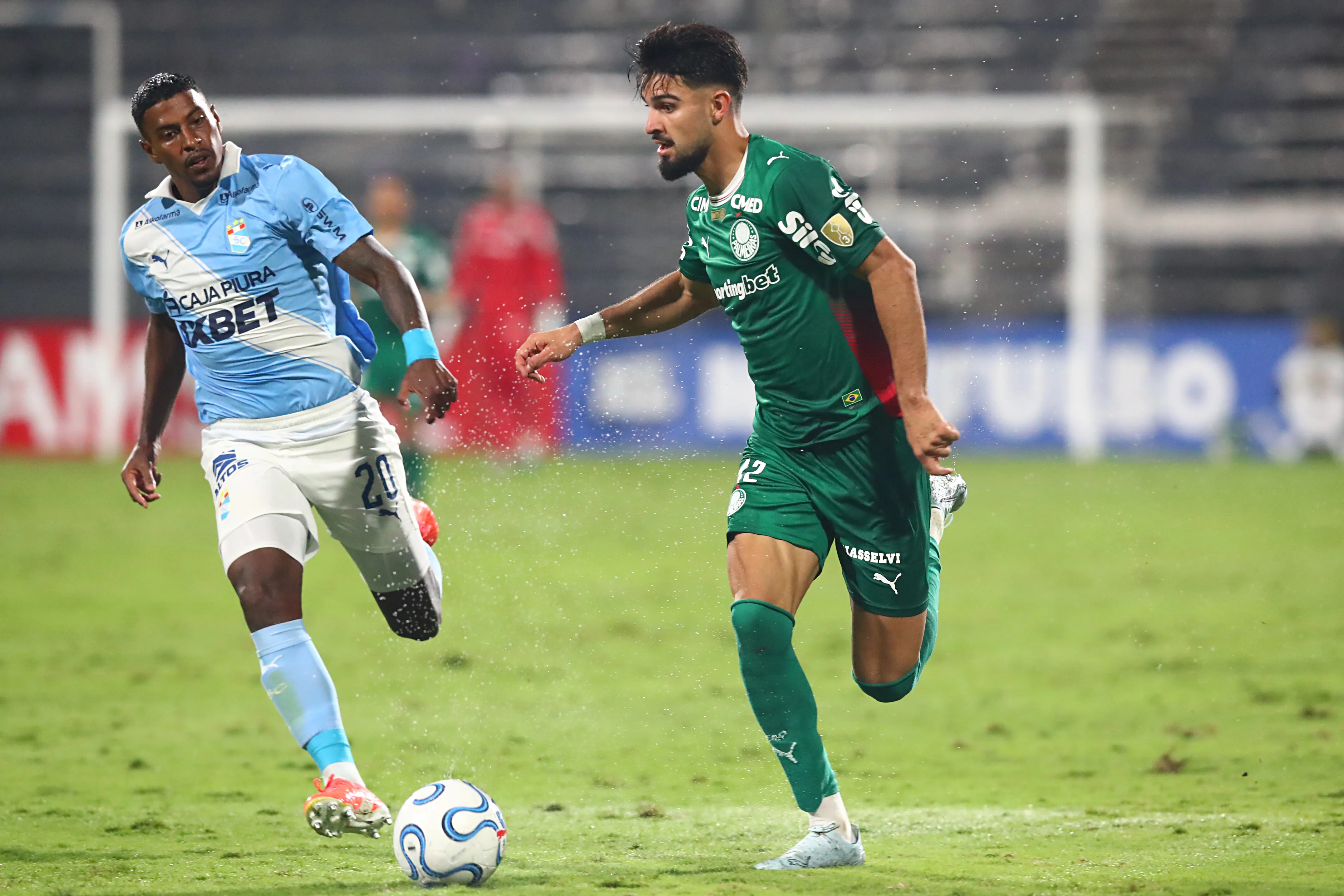 Flaco López marca um dos gols na vitória sobre o Sporting Cristal. Foto: Mariana Bazo/Getty Images.