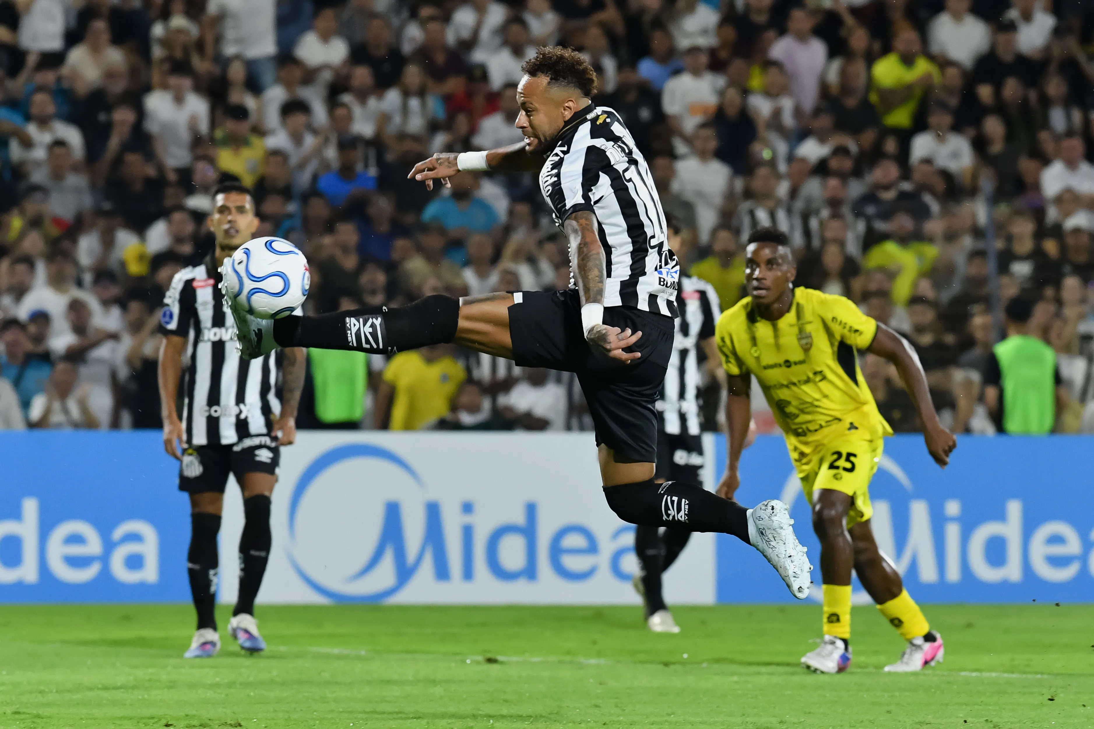 Neymar marca em empate do Santos com o Recoleta. Foto: Christian Alvarenga/Getty Images.