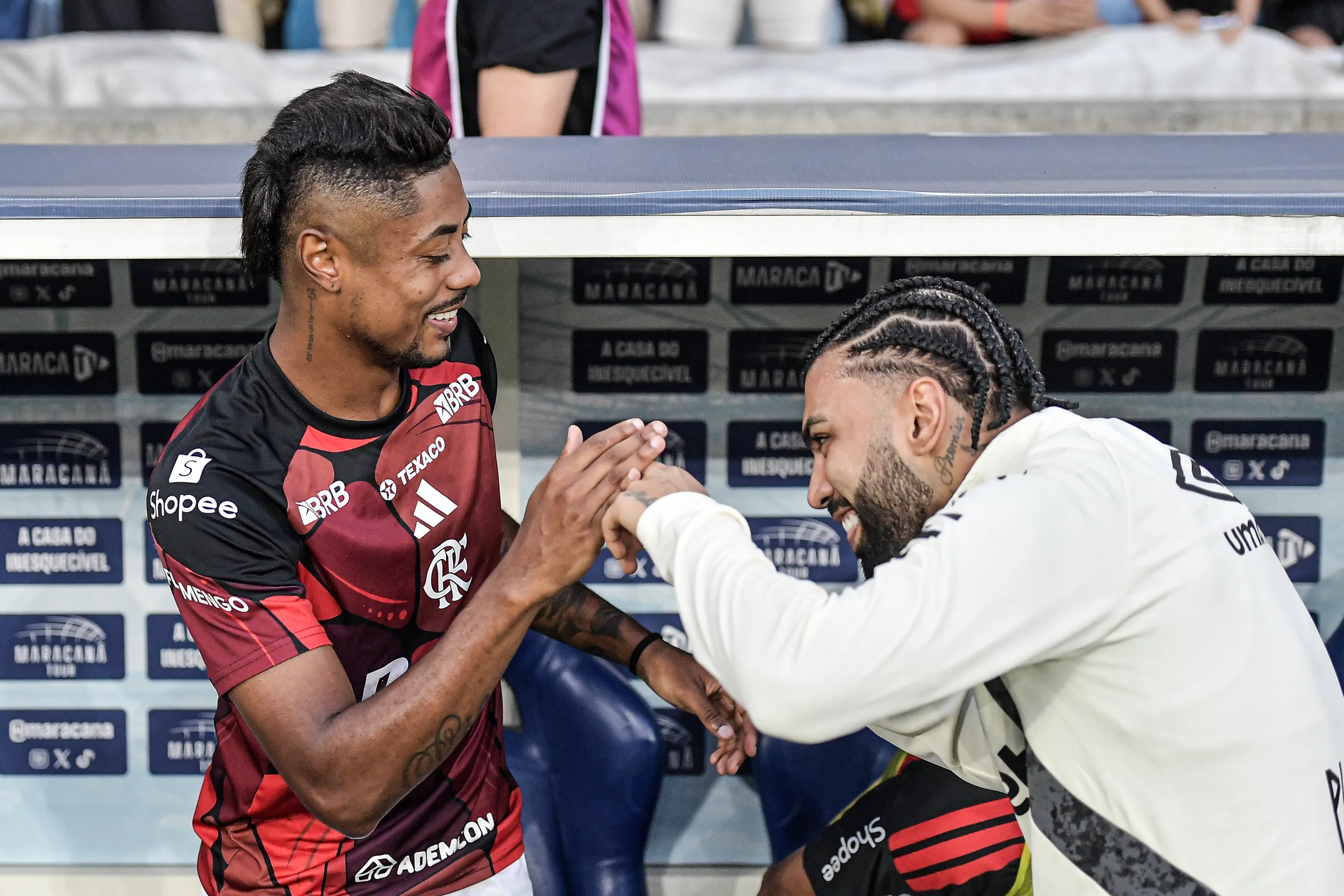 RJ – RIO DE JANEIRO – 05/04/2026 – BRASILEIRO A 2026, FLAMENGO X SANTOS – Bruno Henrique jogador do Flamengo  com Gabigol jogador do Santos durante partida no estadio Maracana pelo campeonato Brasileiro A 2026. Foto: Thiago Ribeiro/AGIF
