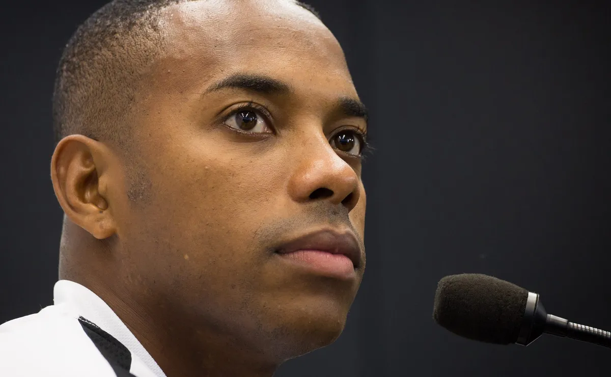 Sob pressão, Robinho pai recua em caso com Neymar