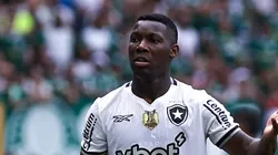Patrick de Paula jogador do Botafogo reclama com a arbitragem durante partida contra o Palmeiras no estAdio Arena Allianz Parque pelo campeonato Brasileiro A 2025.