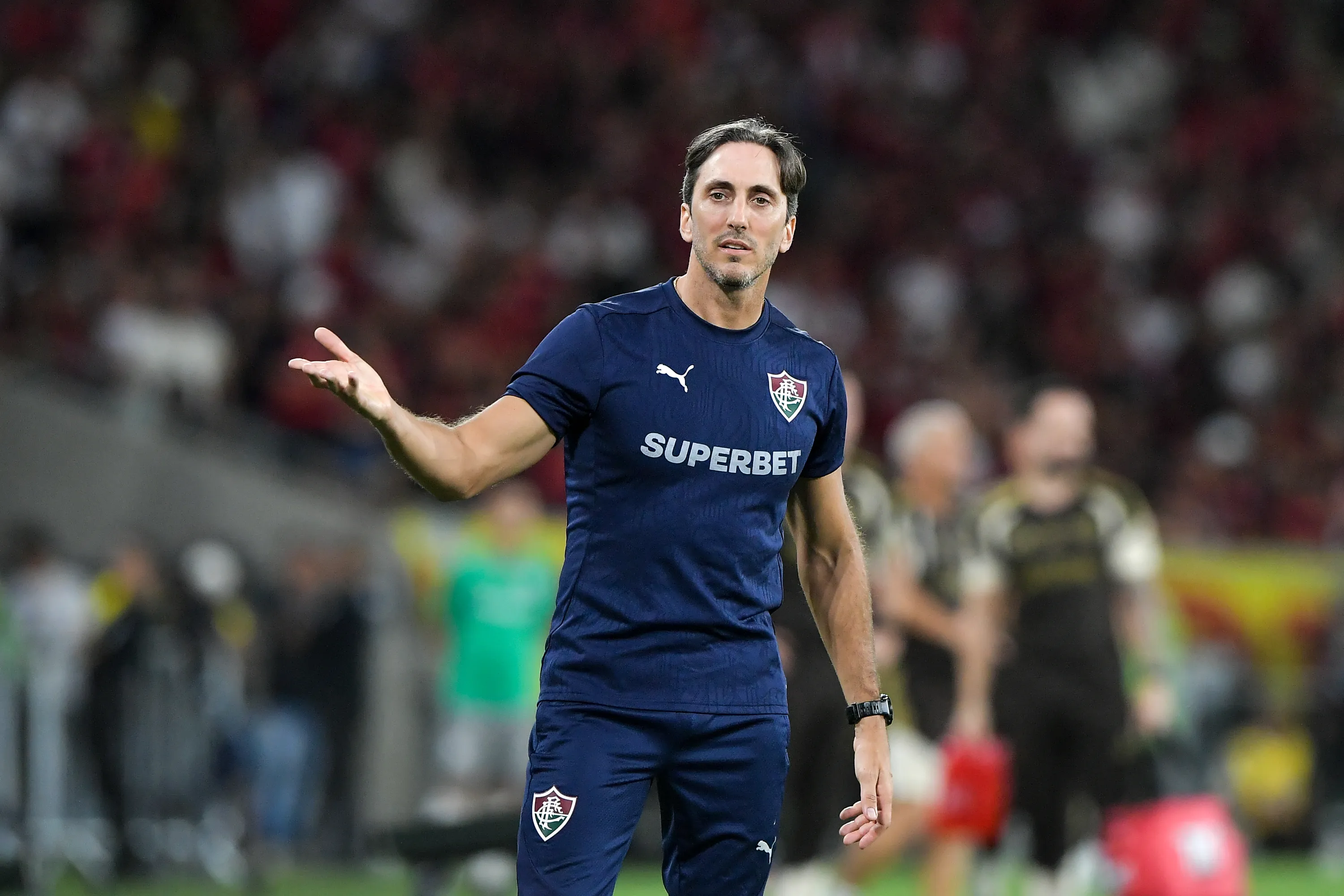 – Zubeldía técnico do Fluminense durante partida contra o Flamengo no estadio Maracana pelo campeonato Brasileiro A 2026. Foto: Thiago Ribeiro/AGIF