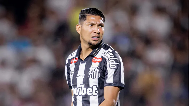 Rony durante partida do Peixe no Paraguai
