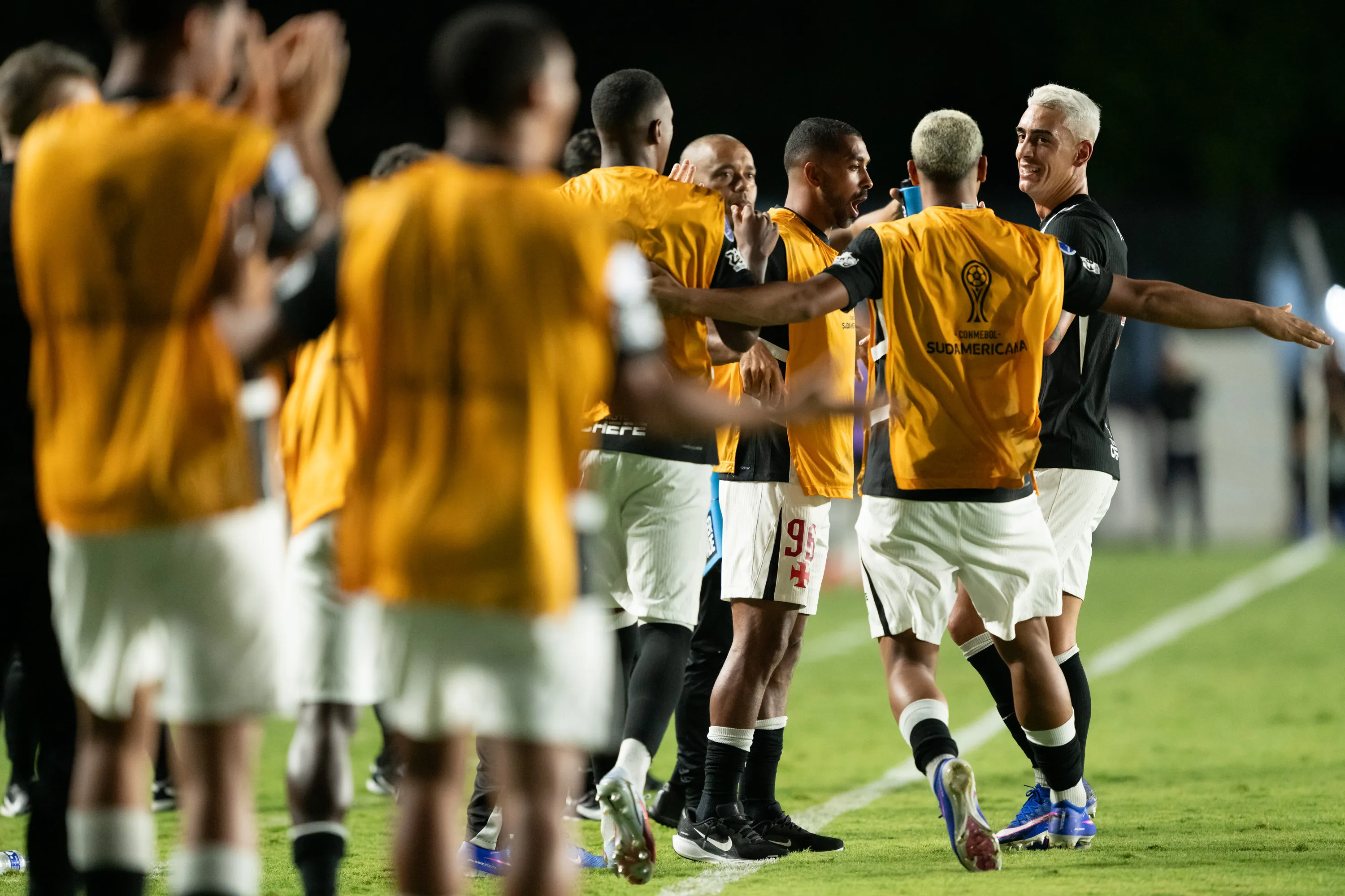 RJ – RIO DE JANEIRO – 30/04/2026 – COPA SUL-AMERICANA 2026, VASCO X OLIMPIA – Puma Rodriguez jogador do Vasco comemora seu gol com jogadores do seu time durante partida contra o Olimpia no estadio Sao Januario pelo campeonato Copa Sul-Americana 2026. Foto: Jorge Rodrigues/AGIF