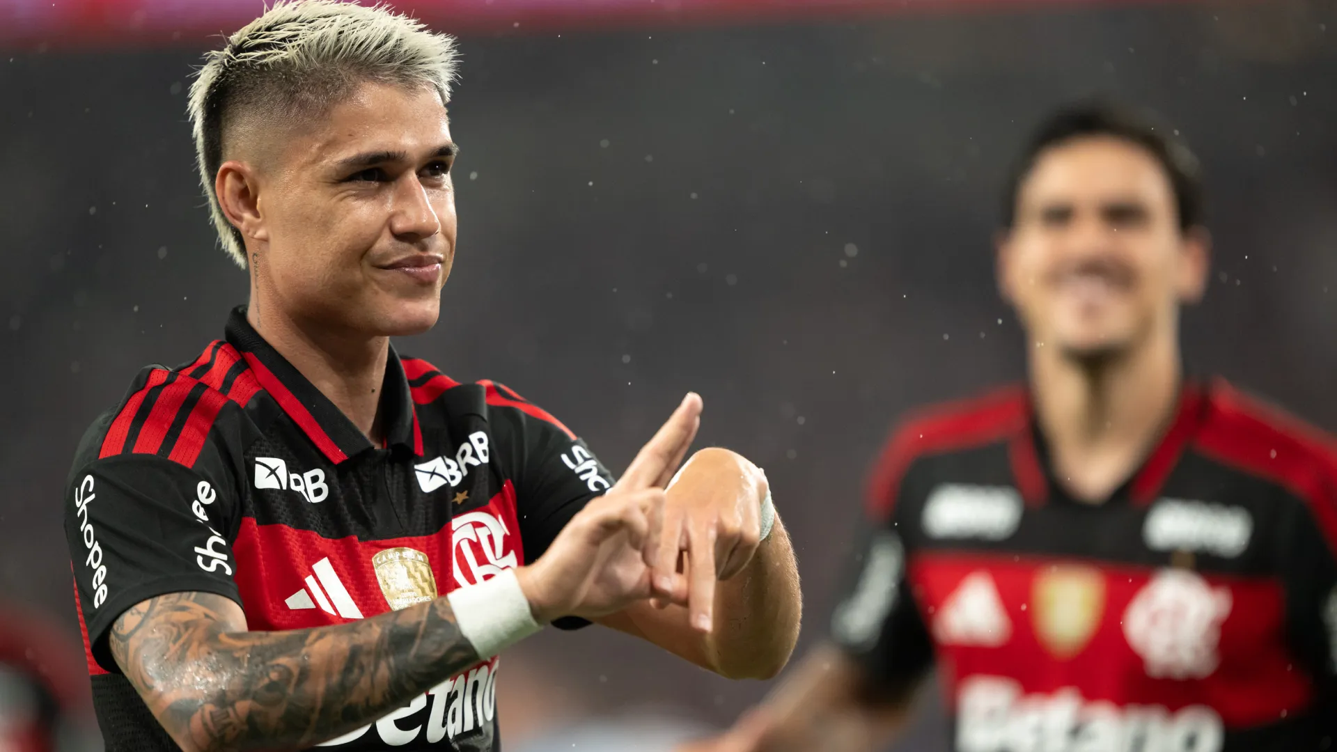 Luiz Araújo comemorando pelo Flamengo – Foto: Jorge Rodrigues/AGIF