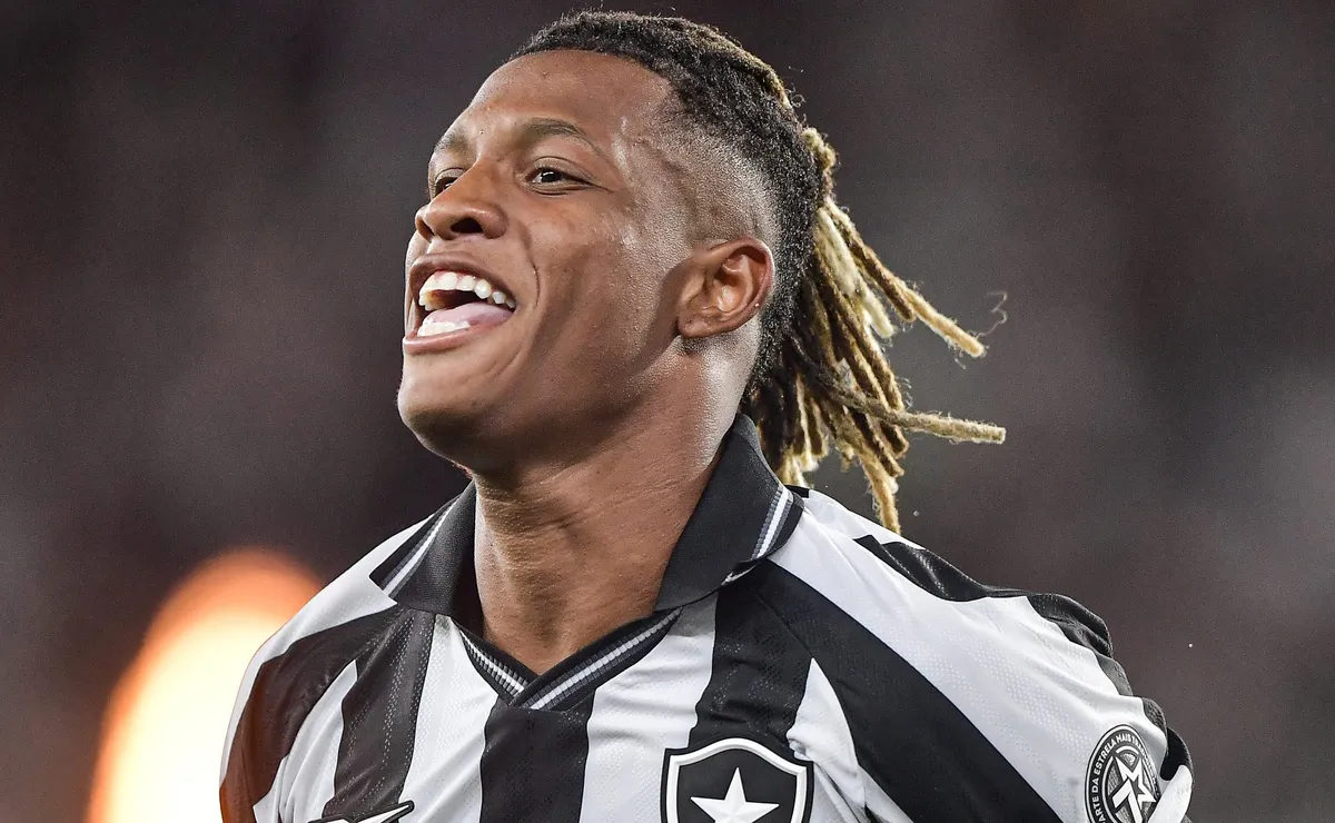Ancelotti vai ao Nilton Santos e pressiona disputa por vagas com Danilo e Alex Telles