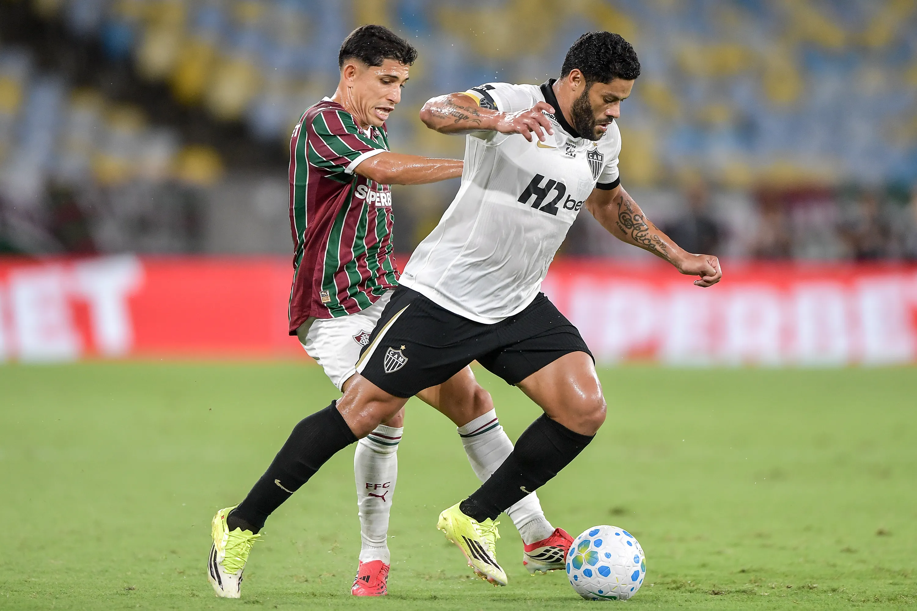 Savarino jogador do Fluminense disputa lance com Hulk jogador do Atletico-MG. Foto: Thiago Ribeiro/AGIF