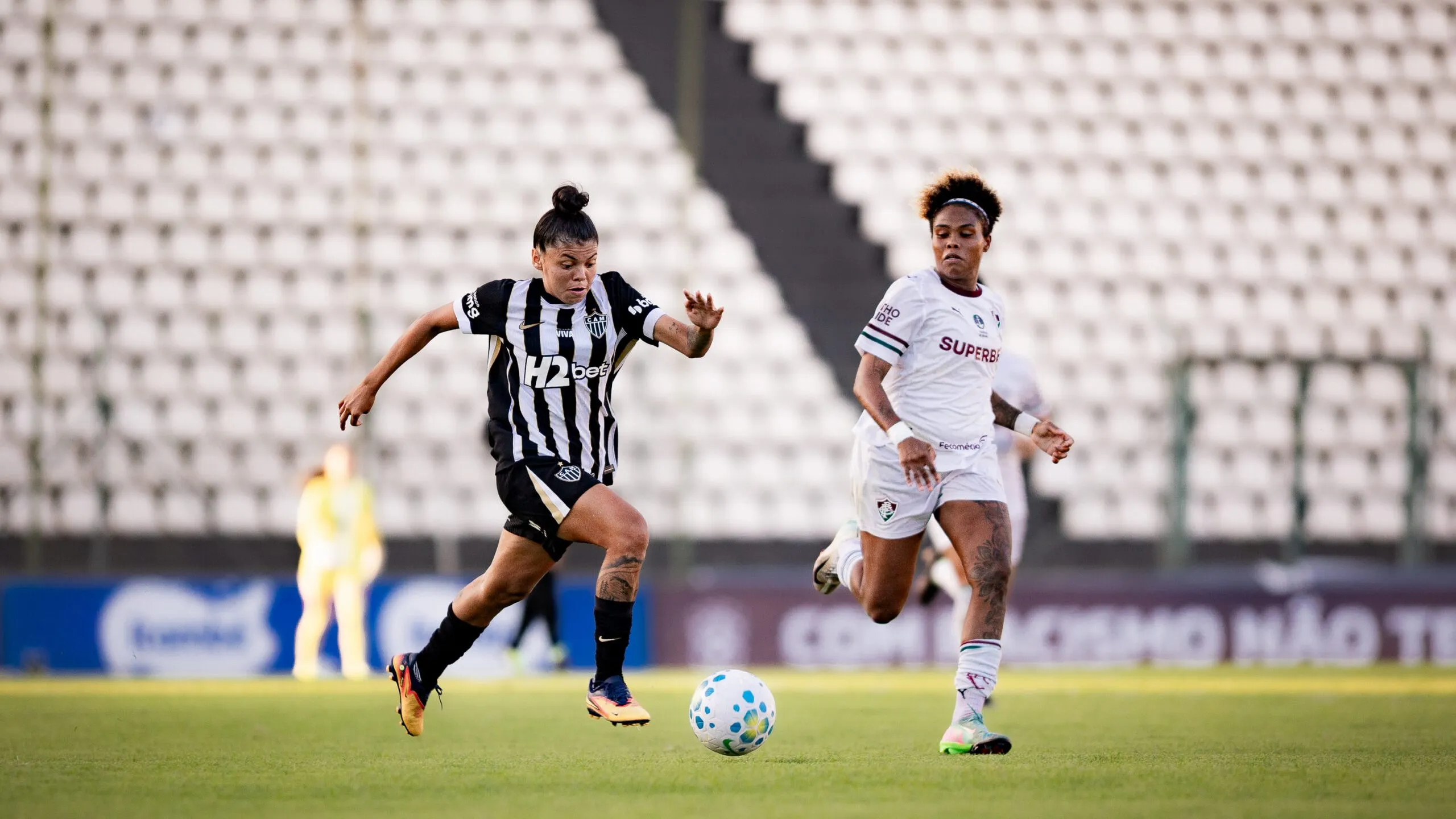 Jogadoras do Atlético-MG e Fluminense em campo