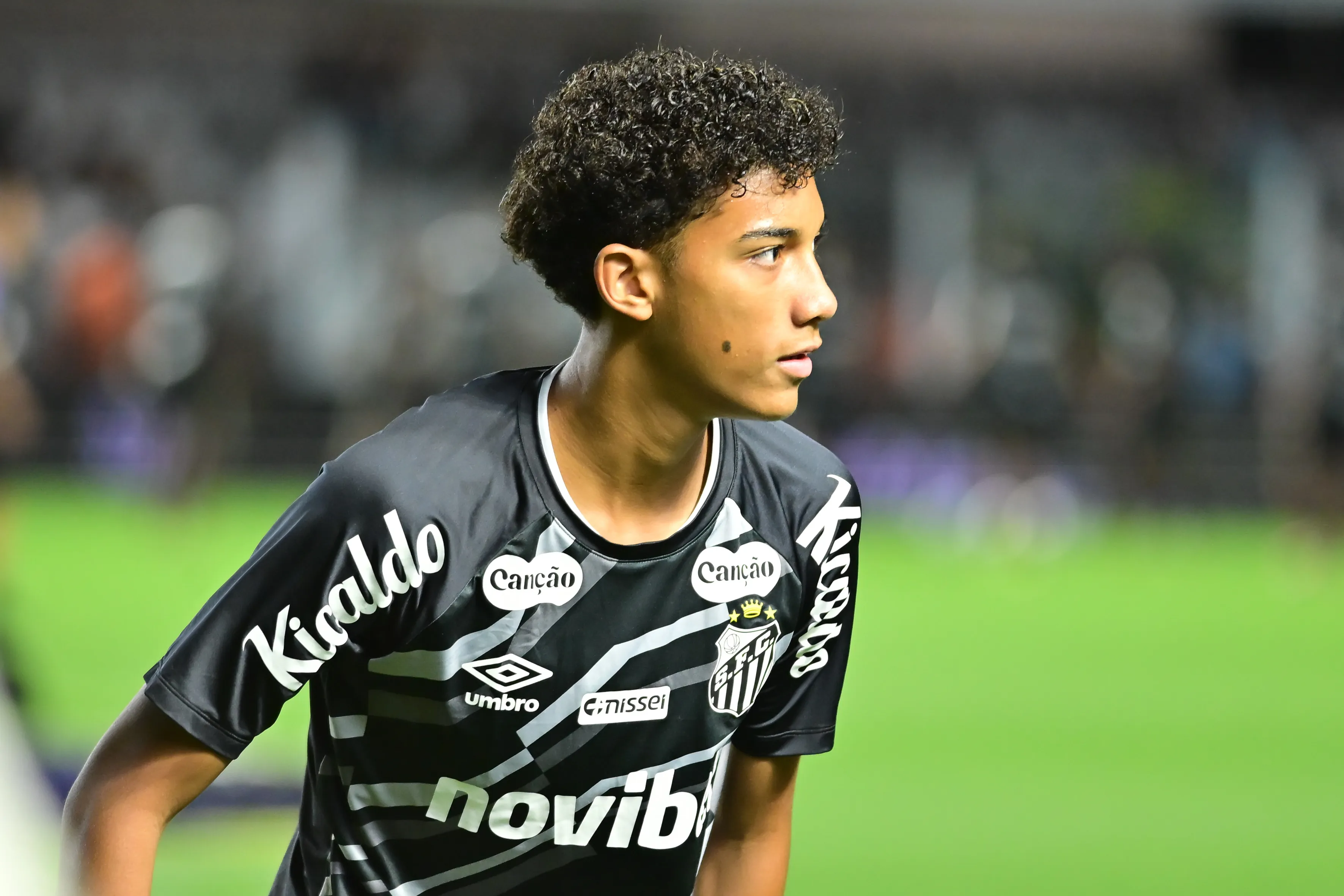 SP – SANTOS – 11/04/2026 – BRASILEIRO A 2026, SANTOS X ATLETICO-MG – Robinho Jr jogador do Santos durante aquecimento antes da partida contra o Atletico-MG no estadio Vila Belmiro pelo campeonato Brasileiro A 2026. Foto: Jota Erre/AGIF