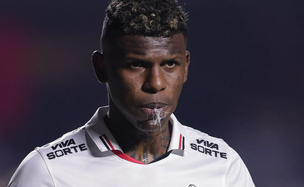 São Paulo já admite negociar Arboleda e Inter tem interesse no zagueiro