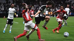 Breno Bidon jogador do Corinthians disputa lance com Omar fernandez jogador do Santa Fe. Foto: Ettore Chiereguini/AGIF