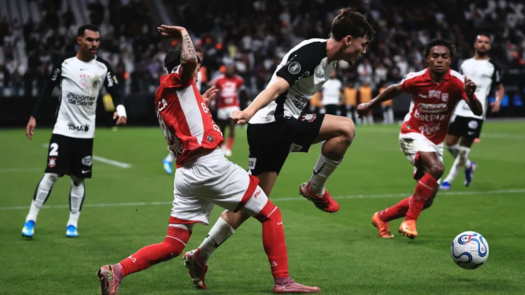 Breno Bidon jogador do Corinthians disputa lance com Omar fernandez jogador do Santa Fe. Foto: Ettore Chiereguini/AGIF