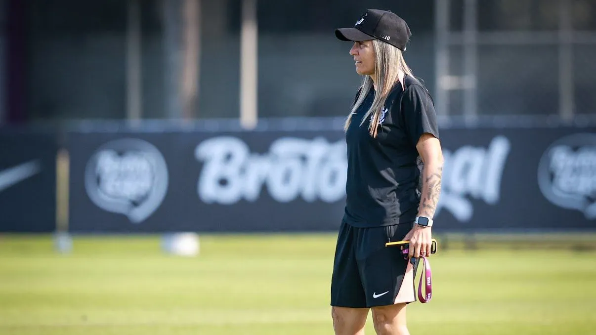Treinadora Emily Lima em treino das Brabas