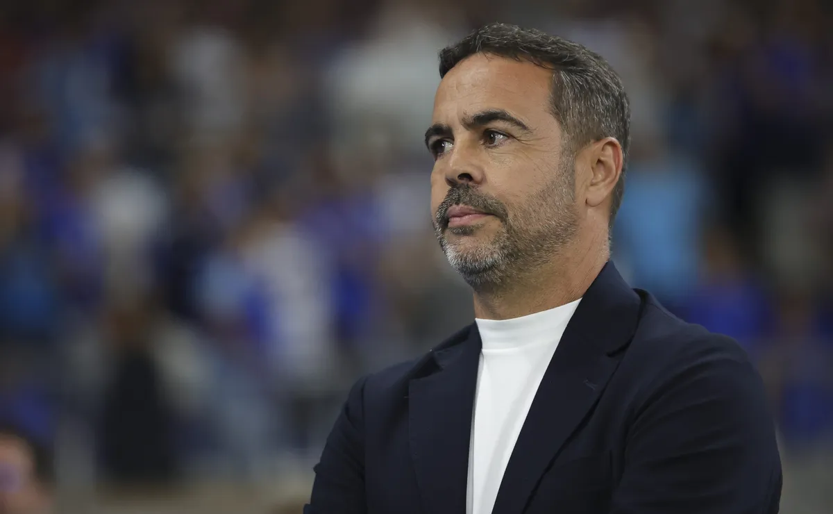 Artur Jorge faz mudança na escalação do Cruzeiro para duelo contra a Universidad Católica