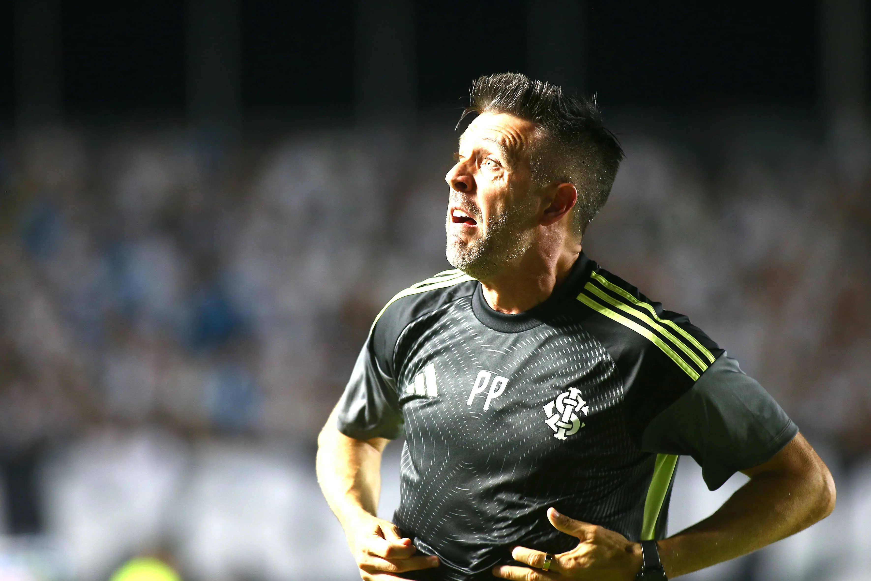 SPaulo Pezzolano tecnico  do Internacional comemora o gol durante partida contra o Santos no estadio Vila Belmiro pelo campeonato Brasileiro A 2026. Foto: Mauricio De Souza/AGIF