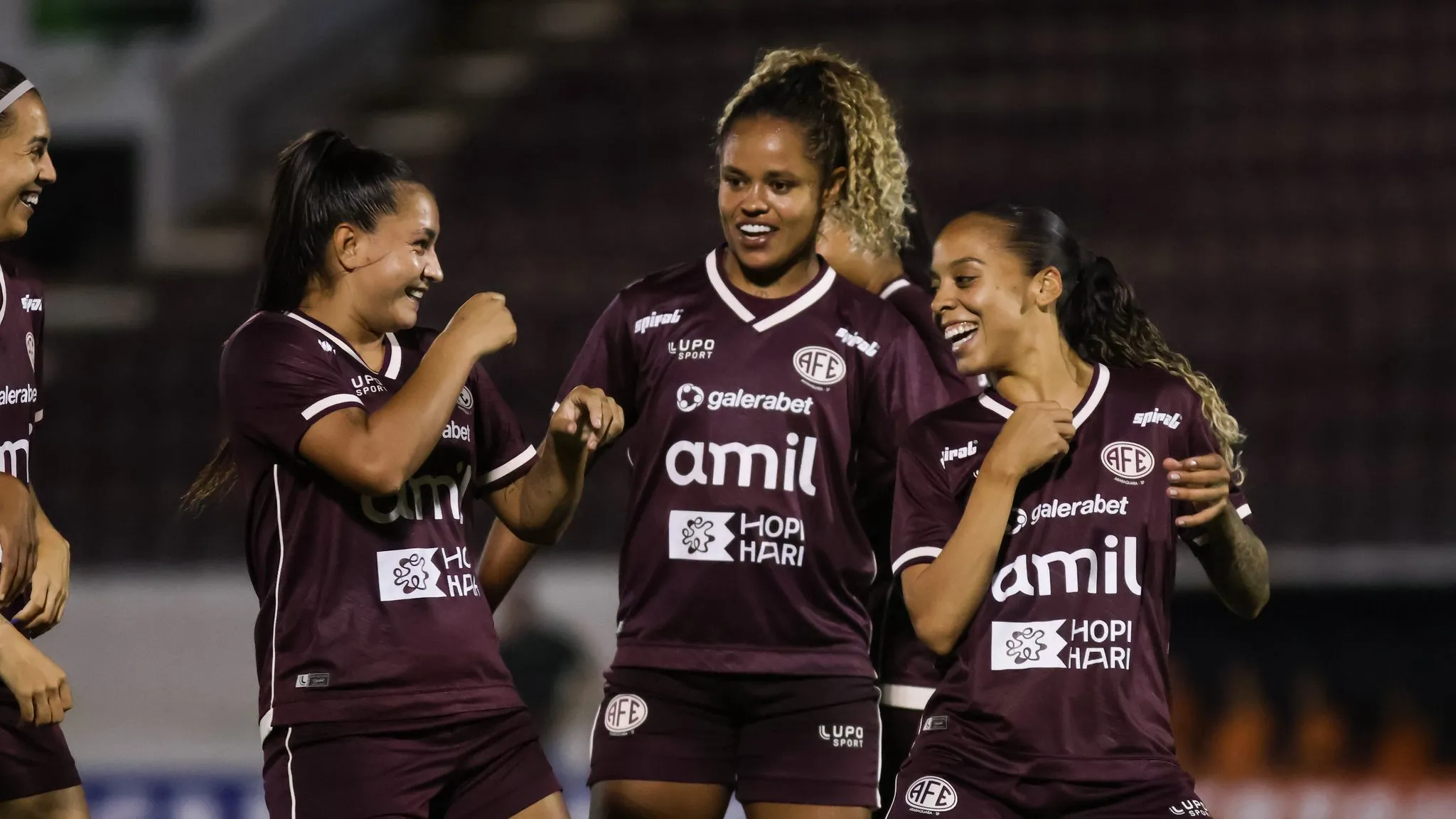 Jogadoras da Ferroviária celebram gol contra o Santos no Paulistão Feminino