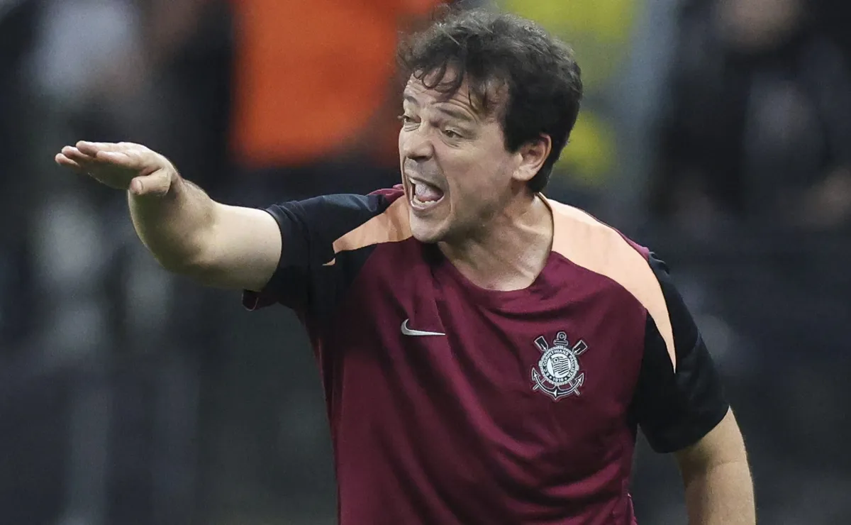 Fernando Diniz adota postura defensiva, sofre pressão do Santa Fe, mas Corinthians arranca empate no fim