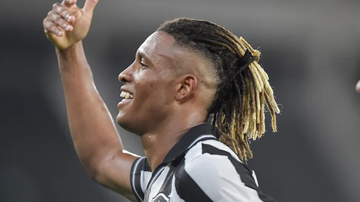 RJ - RIO DE JANEIRO - 06/05/2026 - COPA SUL-AMERICANA 2026, BOTAFOGO X RACING - Danilo jogador do Botafogo comemora seu gol durante partida contra o Racing no estadio Engenhao pelo campeonato Copa Sul-Americana 2026. Foto: Thiago Ribeiro/AGIF