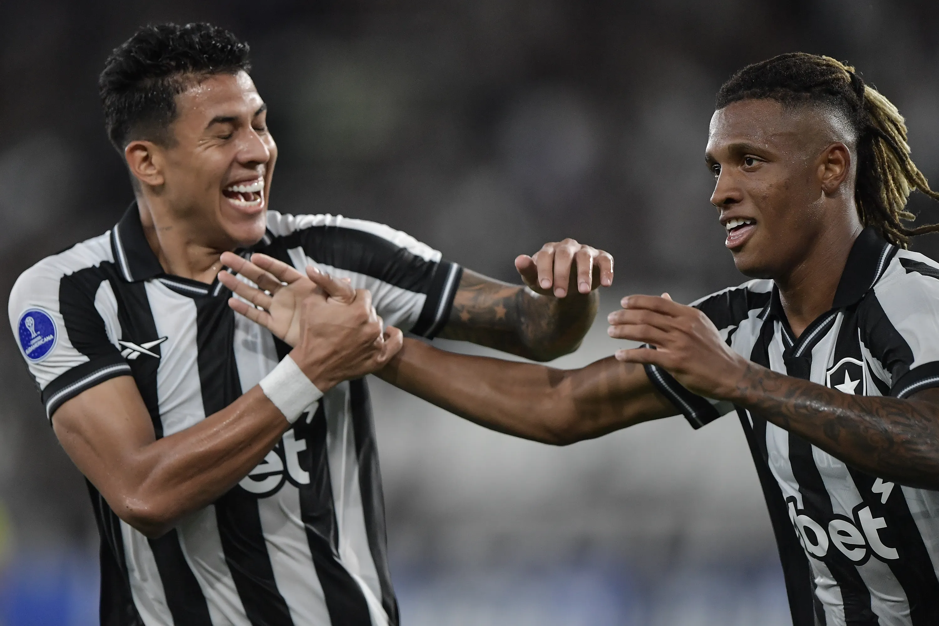 RJ – RIO DE JANEIRO – 06/05/2026 – COPA SUL-AMERICANA 2026, BOTAFOGO X RACING – Danilo jogador do Botafogo comemora seu gol com Matheus Martins jogador da sua equipe durante partida contra o Racing no estadio Engenhao pelo campeonato Copa Sul-Americana 2026. Foto: Thiago Ribeiro/AGIF