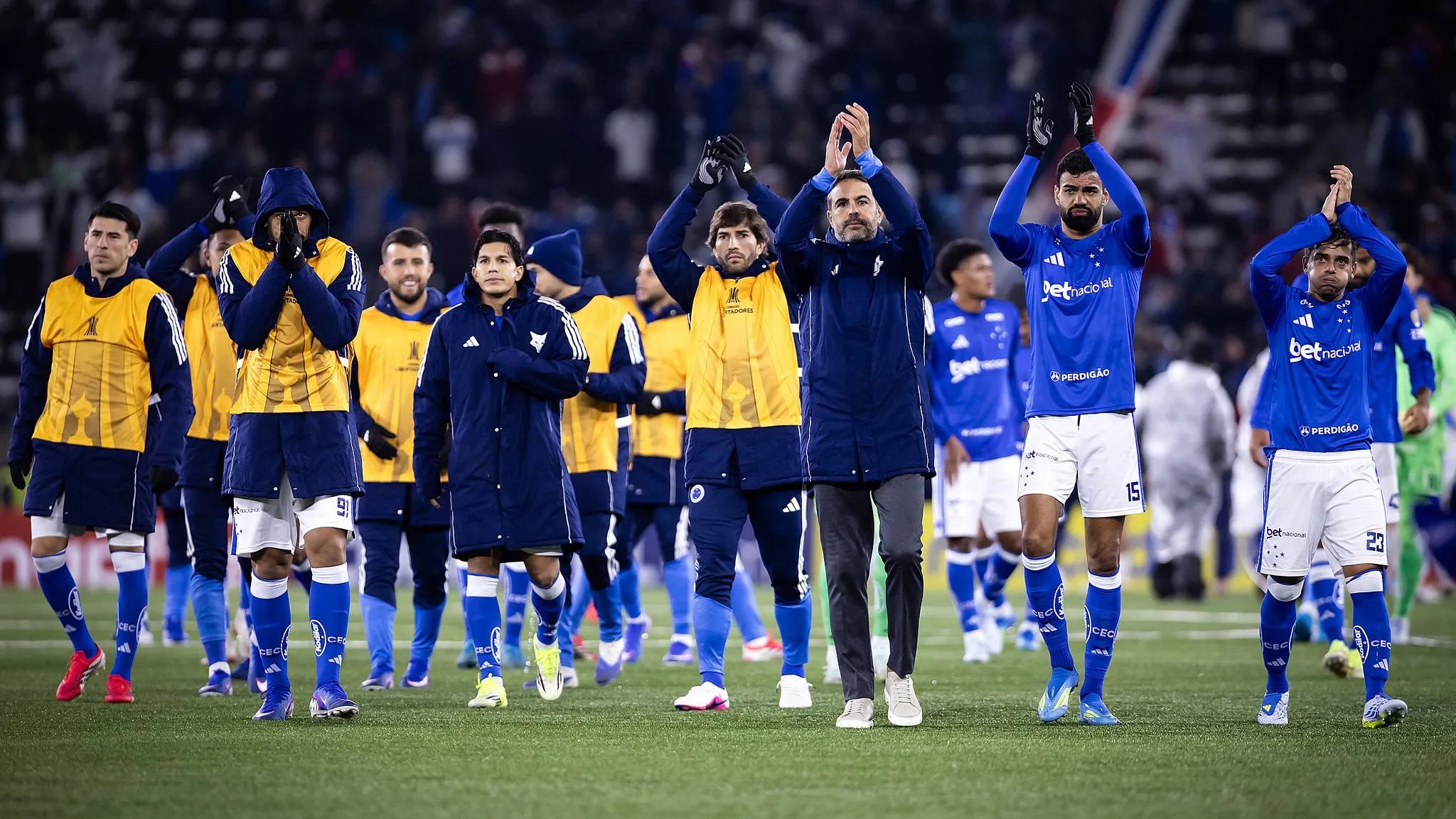 Elenco da Raposa agradece a Torcida Celeste que esteve presente no Chile – Foto: Gustavo Aleixo/Cruzeiro