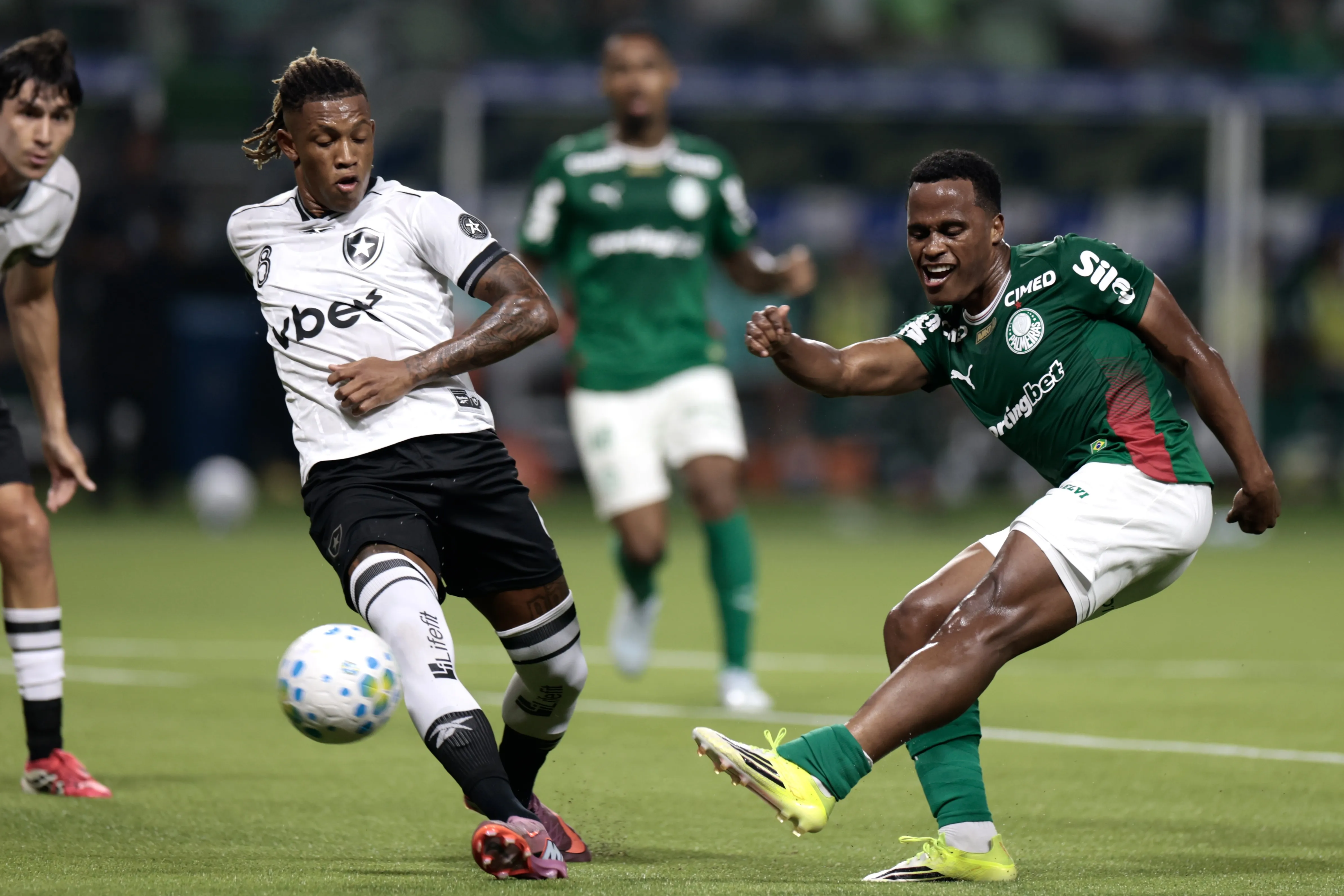 Danilo em ação pelo Botafogo –  Foto: Marcello Zambrana/AGIF
