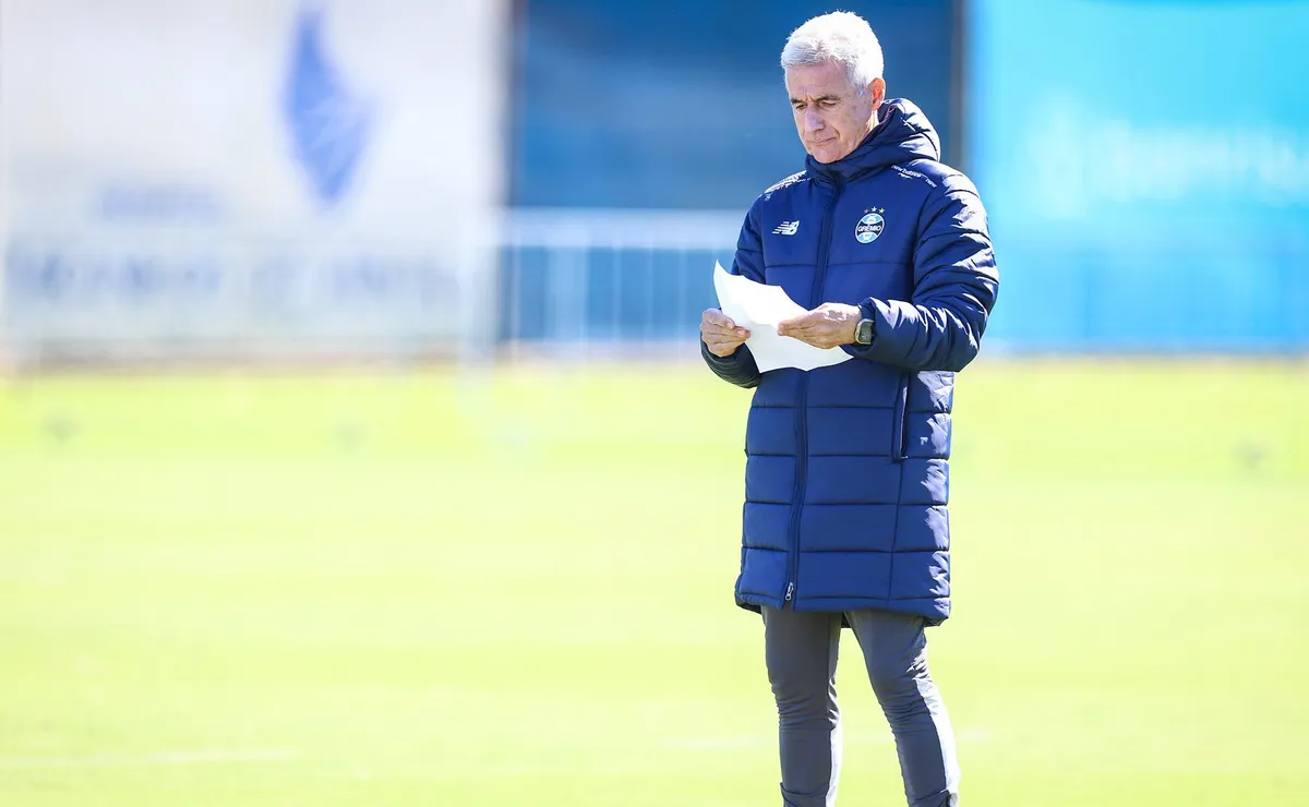 A grande vitória de Luís Castro no Grêmio passa pela coragem de reconstruir o clube pela base