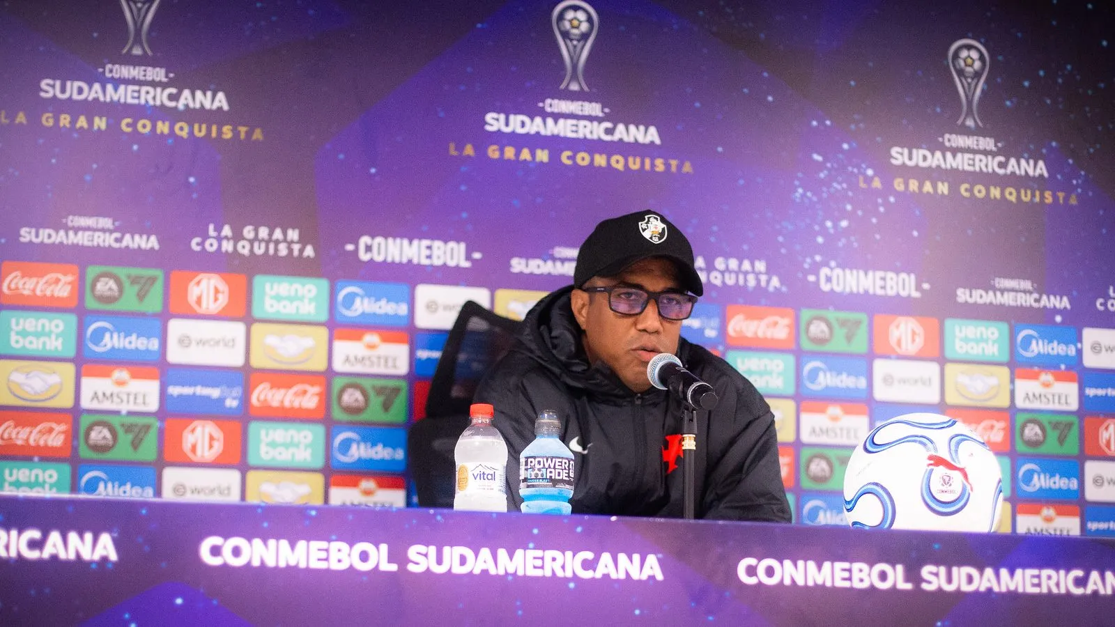 Marcelo Salles fez questão de ressaltar a importância de Saldívia – Fotos: Dikran Sahagian/Vasco