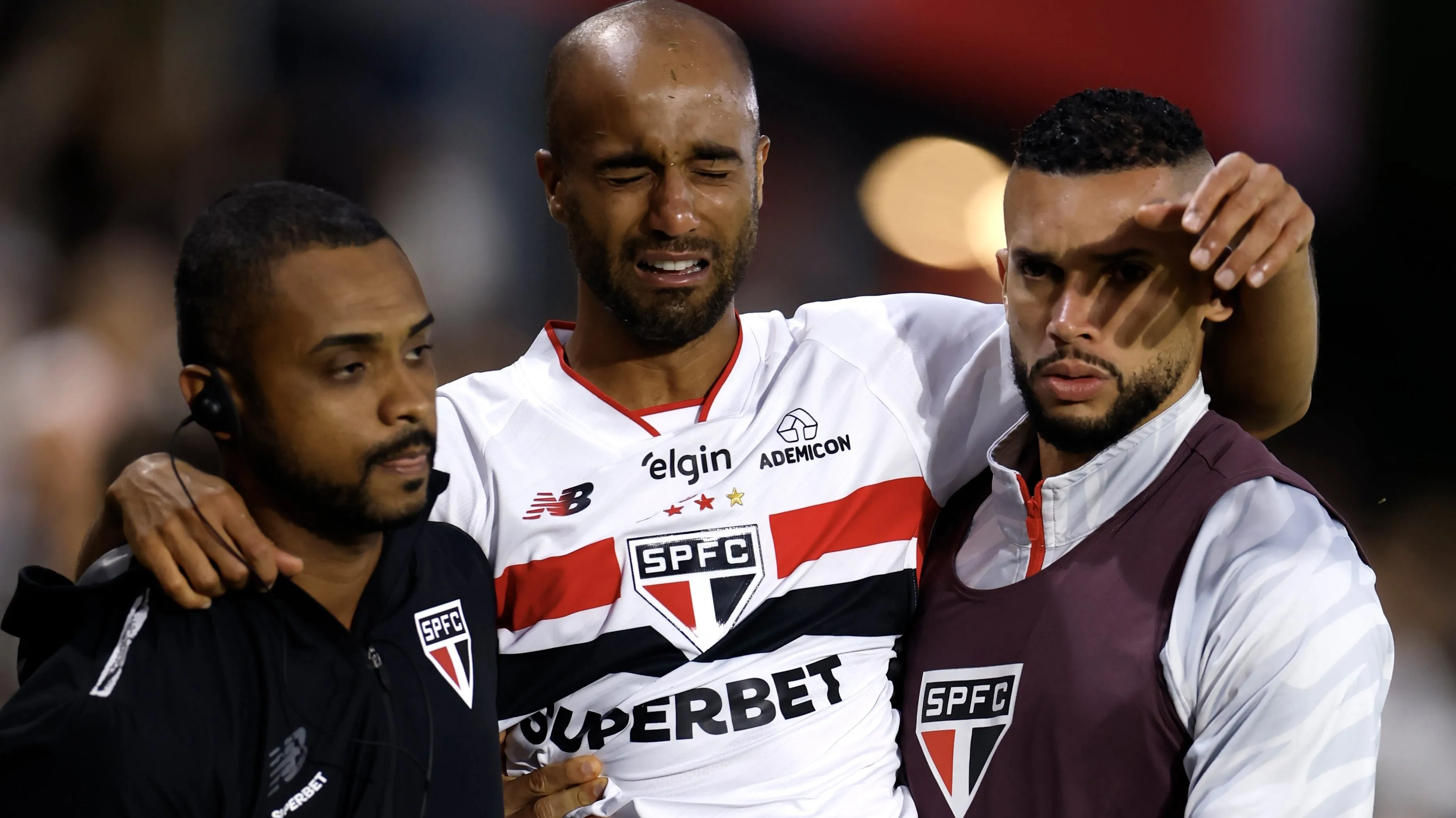 Lucas deixou o gramado carregado após se lesionar no duelo contra o Bahia – Foto: Marcello Zambrana/AGIF