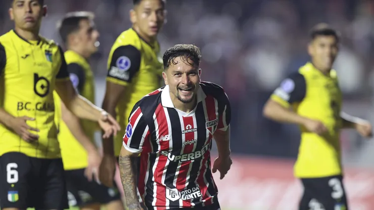 Artur durante seu gol no jogo do primeiro turno