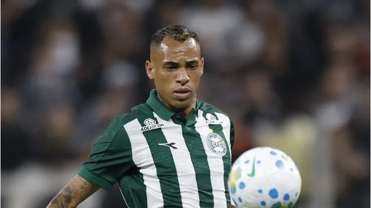 Breno Lopes em ação na vitória sobre o Corinthians