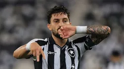 Alex Telles comemorando gol diante do Mirassol