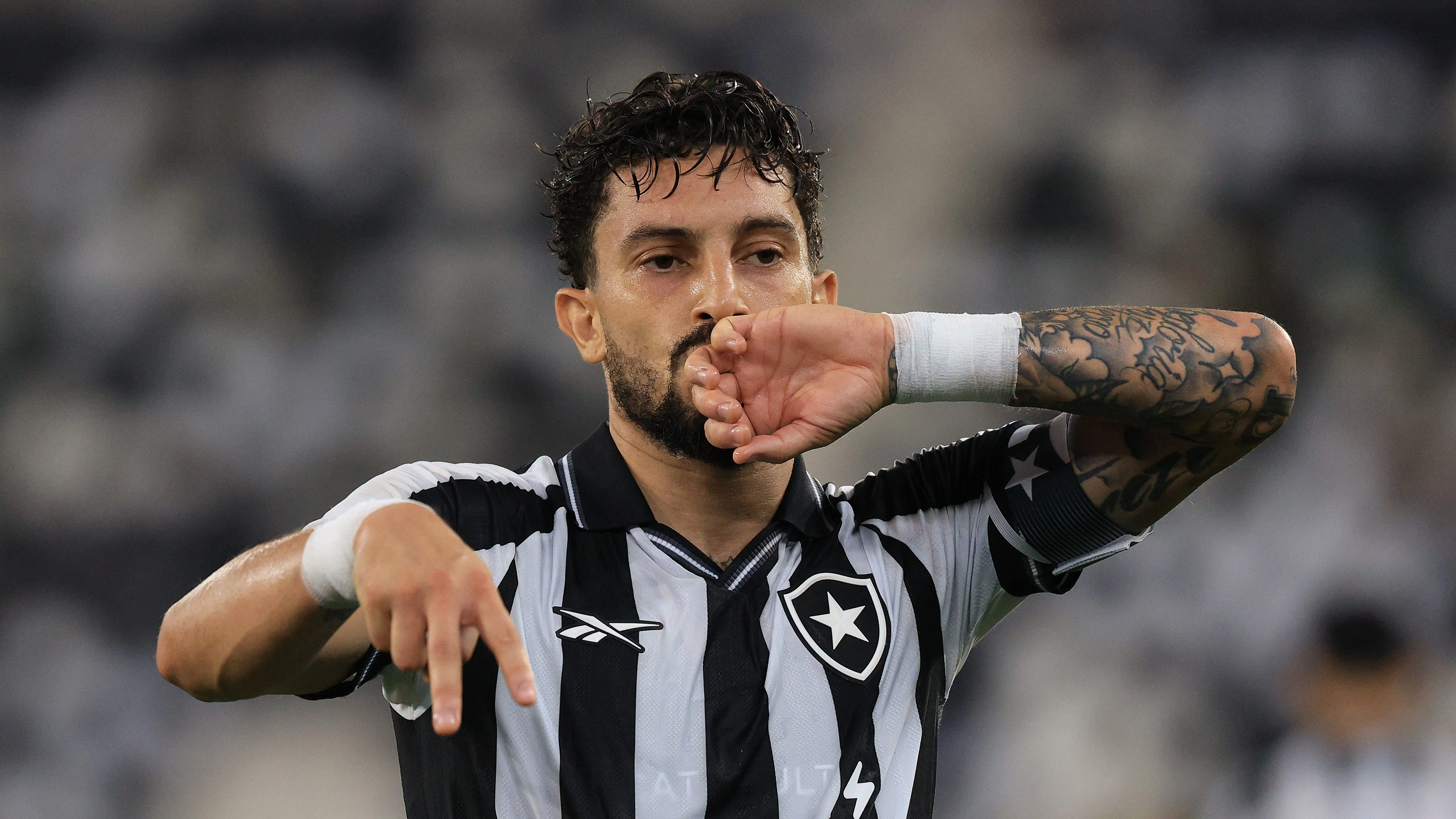 Alex Telles comemorando gol diante do Mirassol -Foto: Wagner Meier/Getty Images