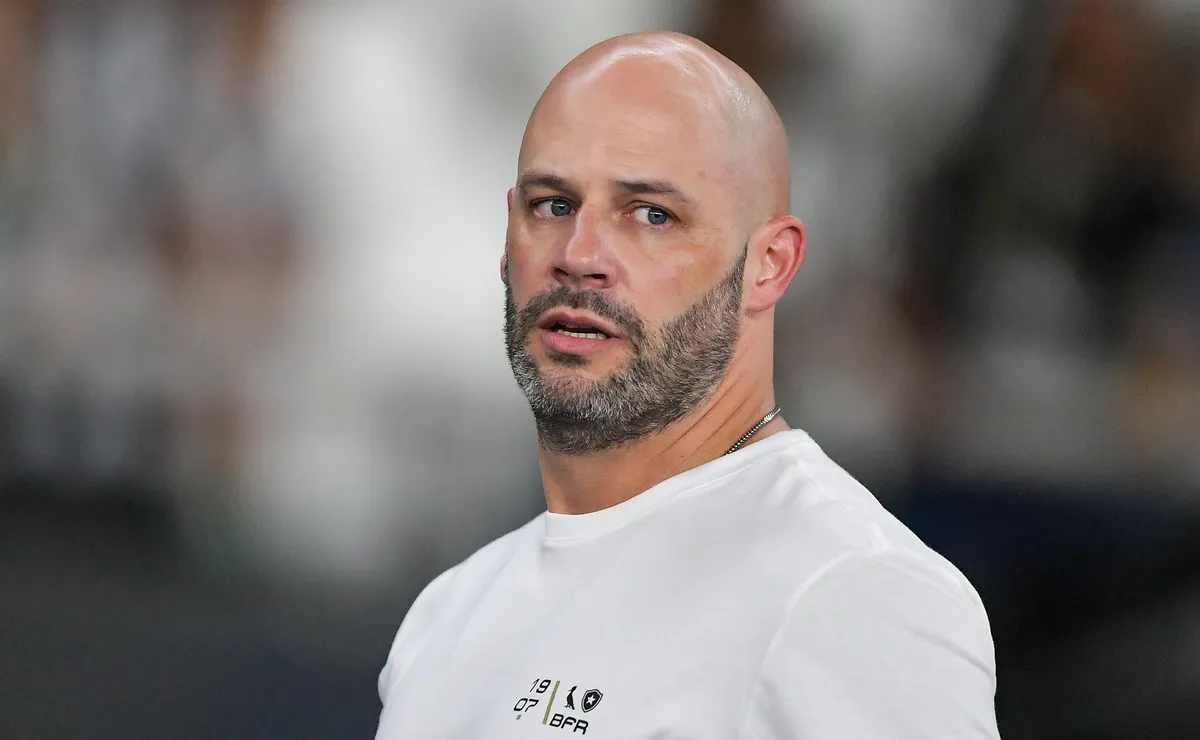 Botafogo prepara faxina e lista de dispensa no elenco de Franclim Carvalho