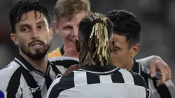 - Danilo jogador do Botafogo comemora seu gol com jogadores