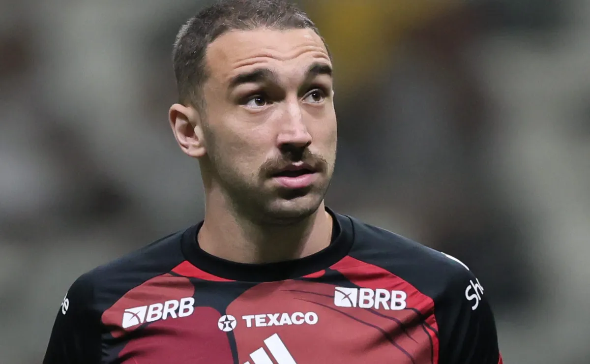 Betis e Napoli voltam a sondar Leo Ortiz e Flamengo exige R$ 115,6 milhões