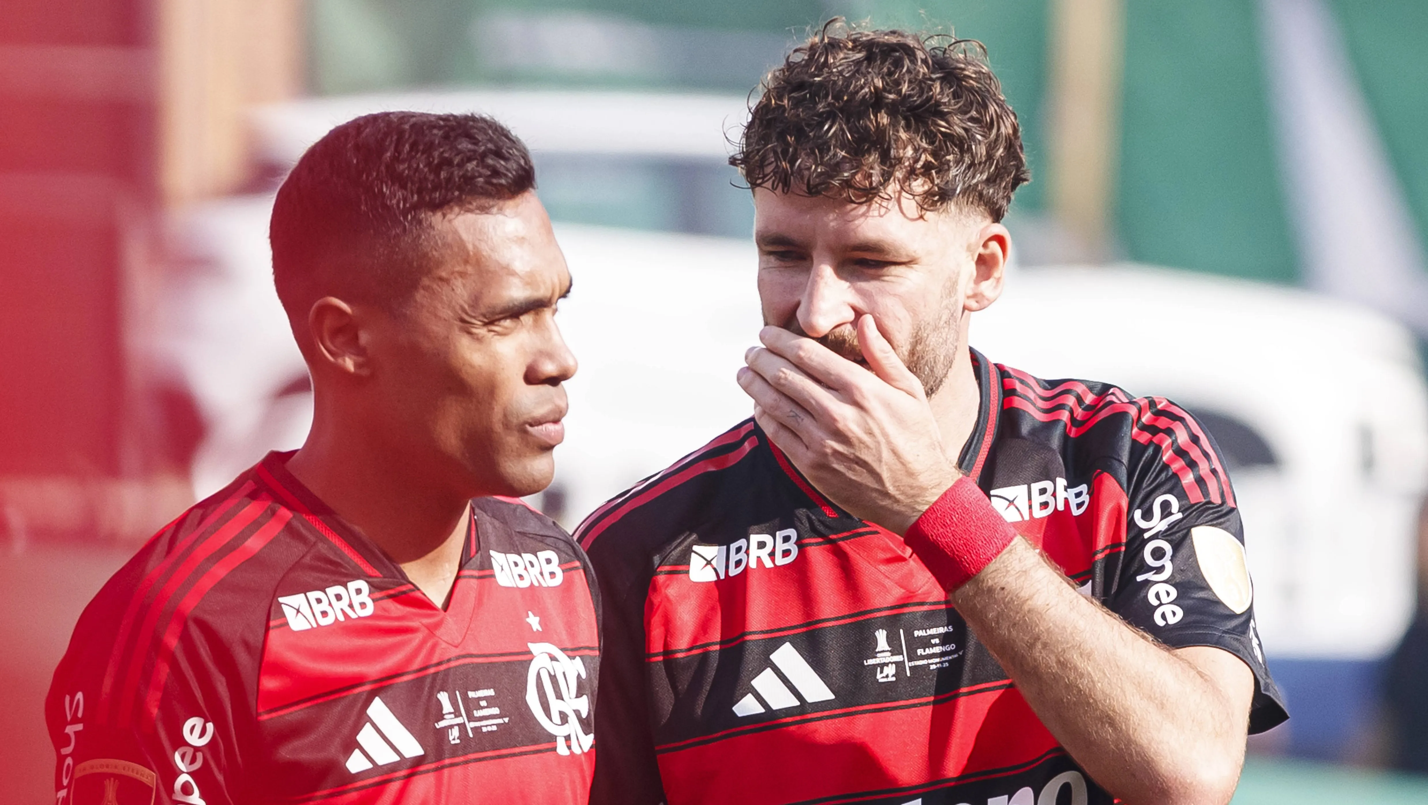 Alex Sandro e Léo Pereira começam no banco contra o Independiente Medellín