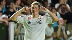 Rollheiser jogador do Santos comemora seu gol durante partida contra o Velo Clube no estadio Vila Belmiro pelo campeonato Paulista 2026. Foto: Jota Erre/AGIF