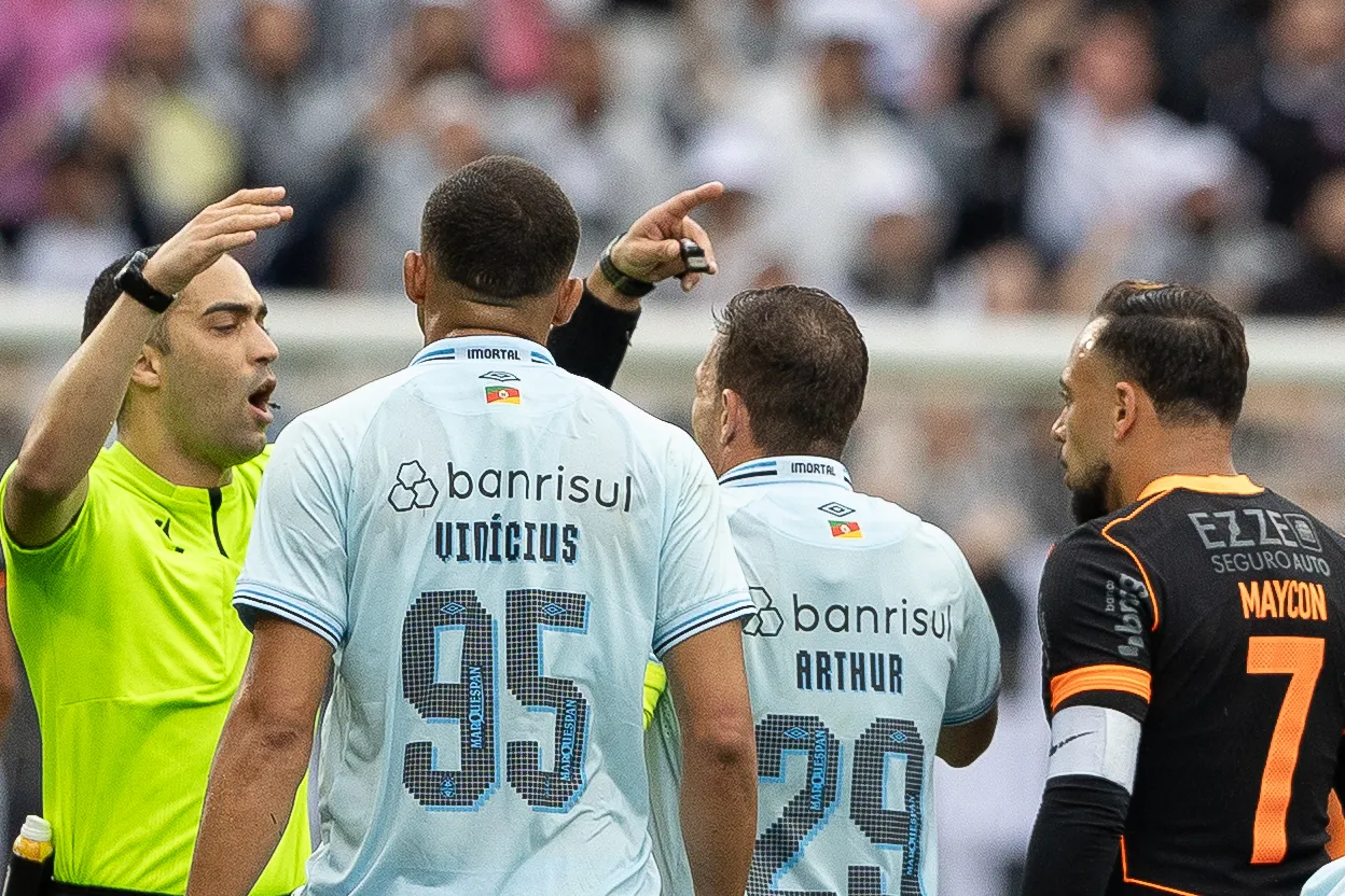 Retrospecto não é bom com Davi Lacerda no apito – Foto: Jorge Rodrigues/AGIF