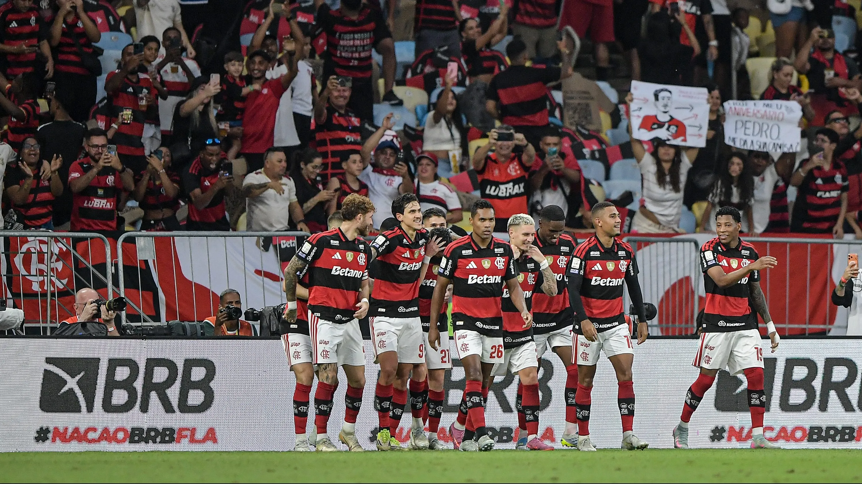Jorginho jogador do Flamengo comemora seu gol com jogadores do seu time durante partida contra o Vasco no estadio Maracana pelo campeonato Brasileiro A 2026. Foto: Thiago Ribeiro/AGIF