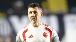 Paulo Pezzolano tecnico do Internacional durante partida contra o Santos no estadio Vila Belmiro. Foto: Mauricio De Souza/AGIF