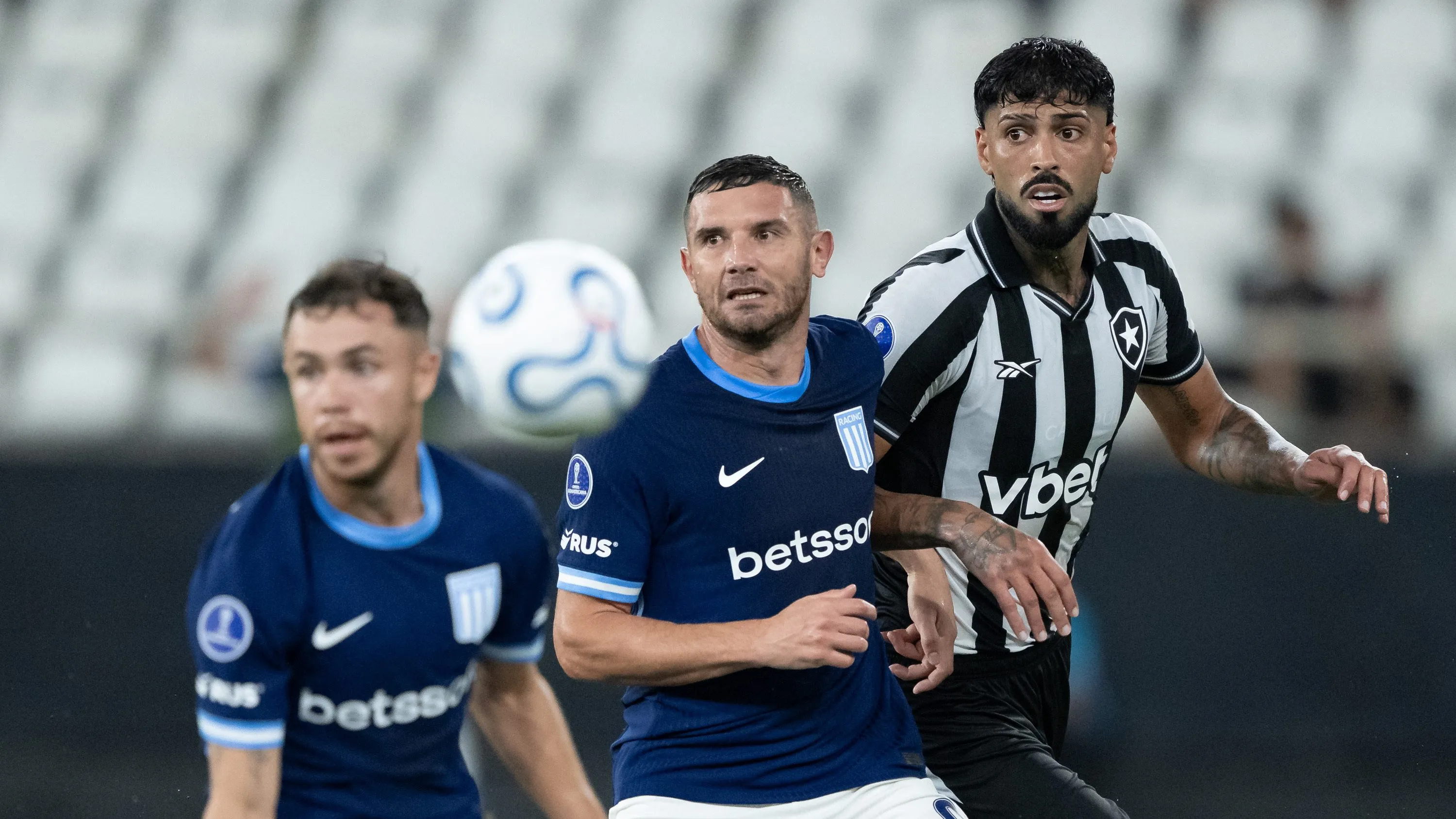 Barboza jogador do Botafogo disputa lance com Maravilla Martinez jogador do Racing durante partida no estadio Engenhao pelo campeonato Copa Sul-Americana 2026. Foto: Jorge Rodrigues/AGIF