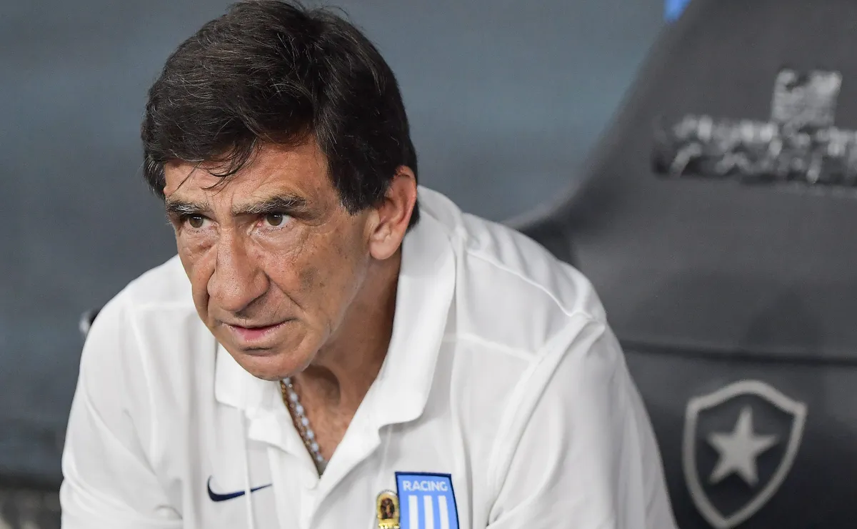 Técnico do Racing abre o jogo e detona gramado sintético após derrota para o Botafogo: “Sou como Neymar”