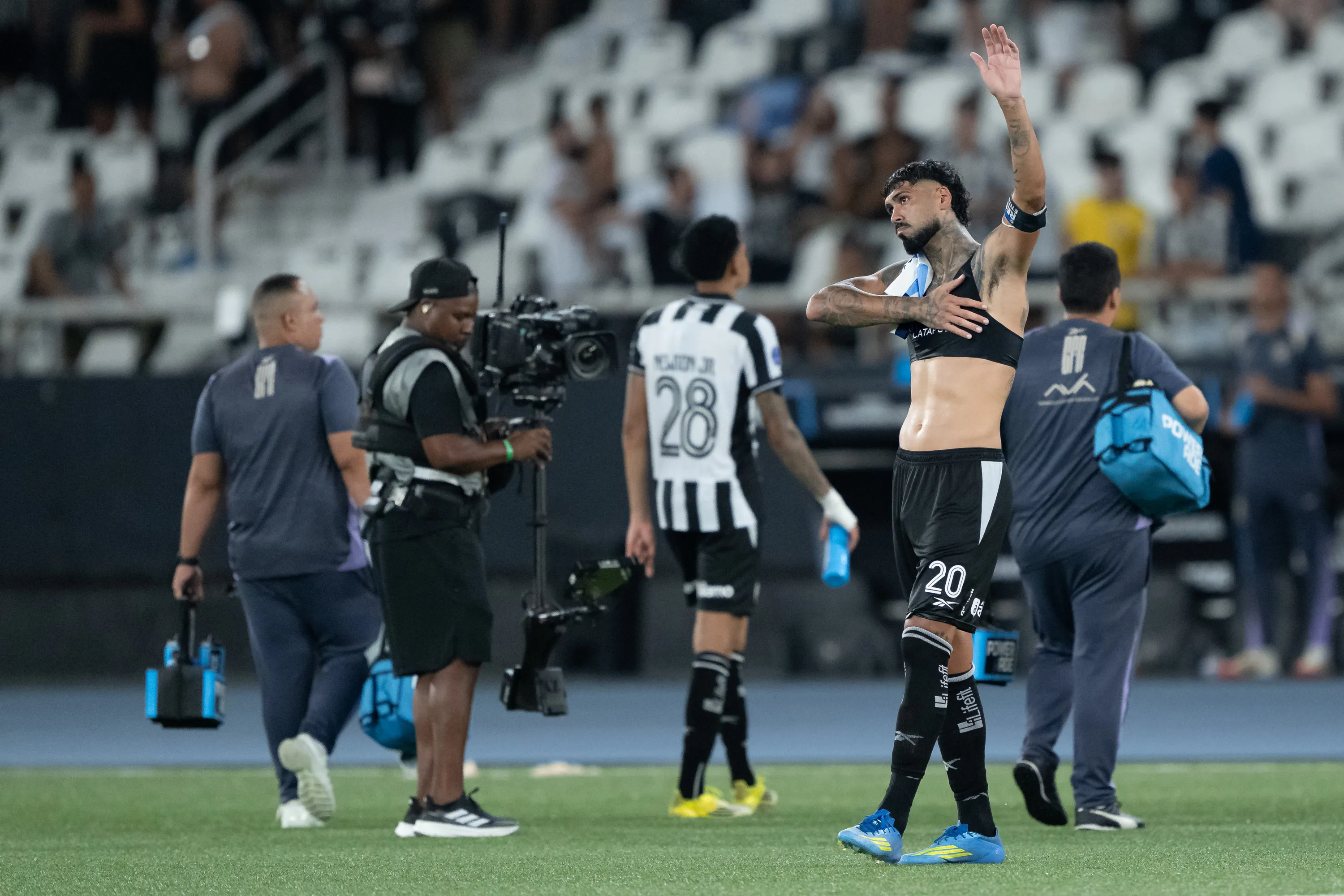Barboza jogador do Botafogo durante partida contra o Racing no estadio Engenhao pelo campeonato Copa Sul-Americana 2026. Foto: Jorge Rodrigues/AGIF