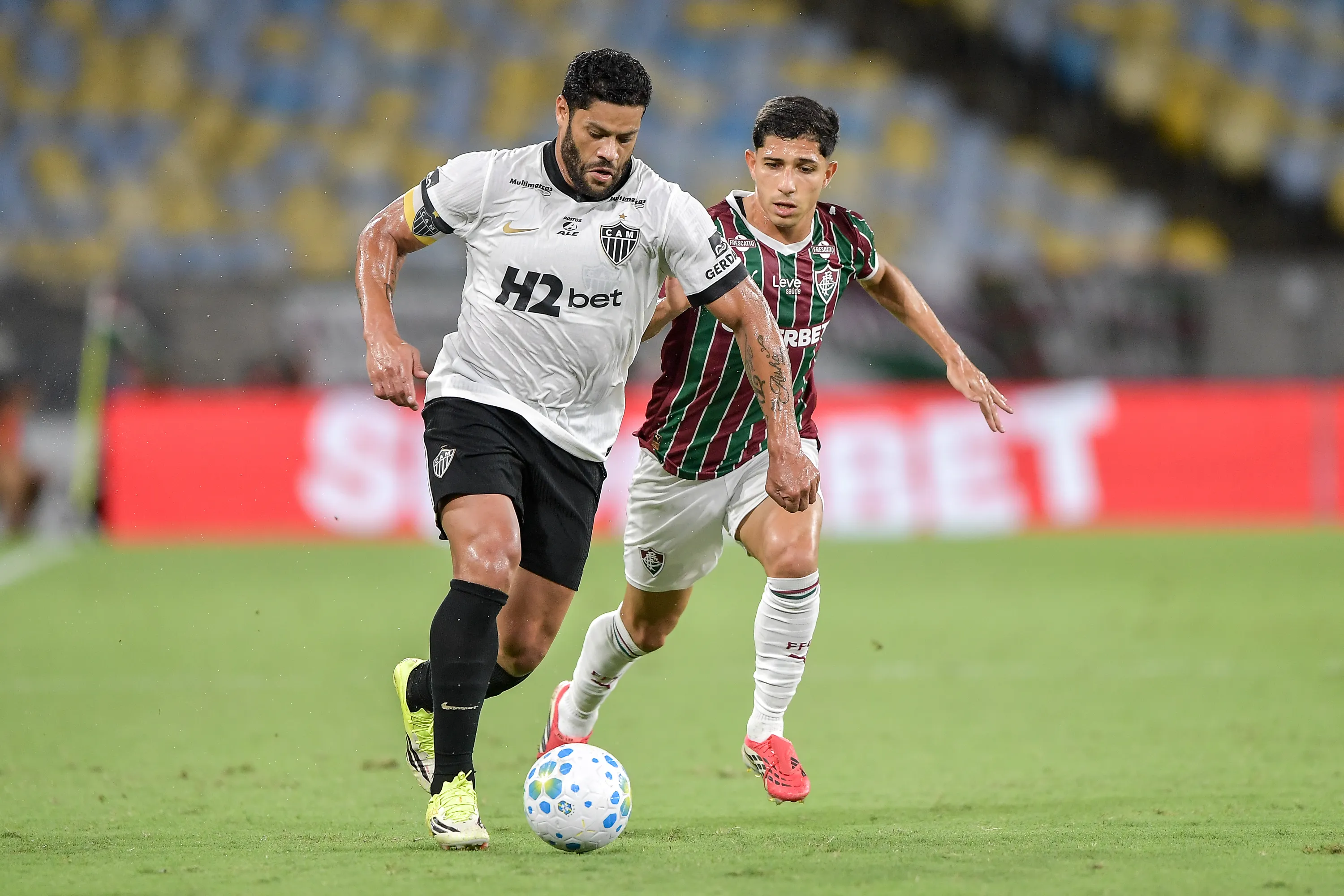 Savarino jogador do Fluminense disputa lance com Hulk jogador do Atletico-MG durante partida no estadio Maracana pelo campeonato Brasileiro A 2026. Foto: Thiago Ribeiro/AGIF