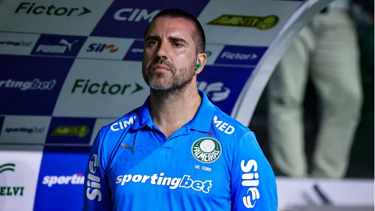 João Martins auxiliar-tecnico do Palmeiras durante partida contra o Santos no estadio Arena Allianz Parque pelo campeonato Brasileiro A 2025. Foto: Fabio Giannelli/AGIF