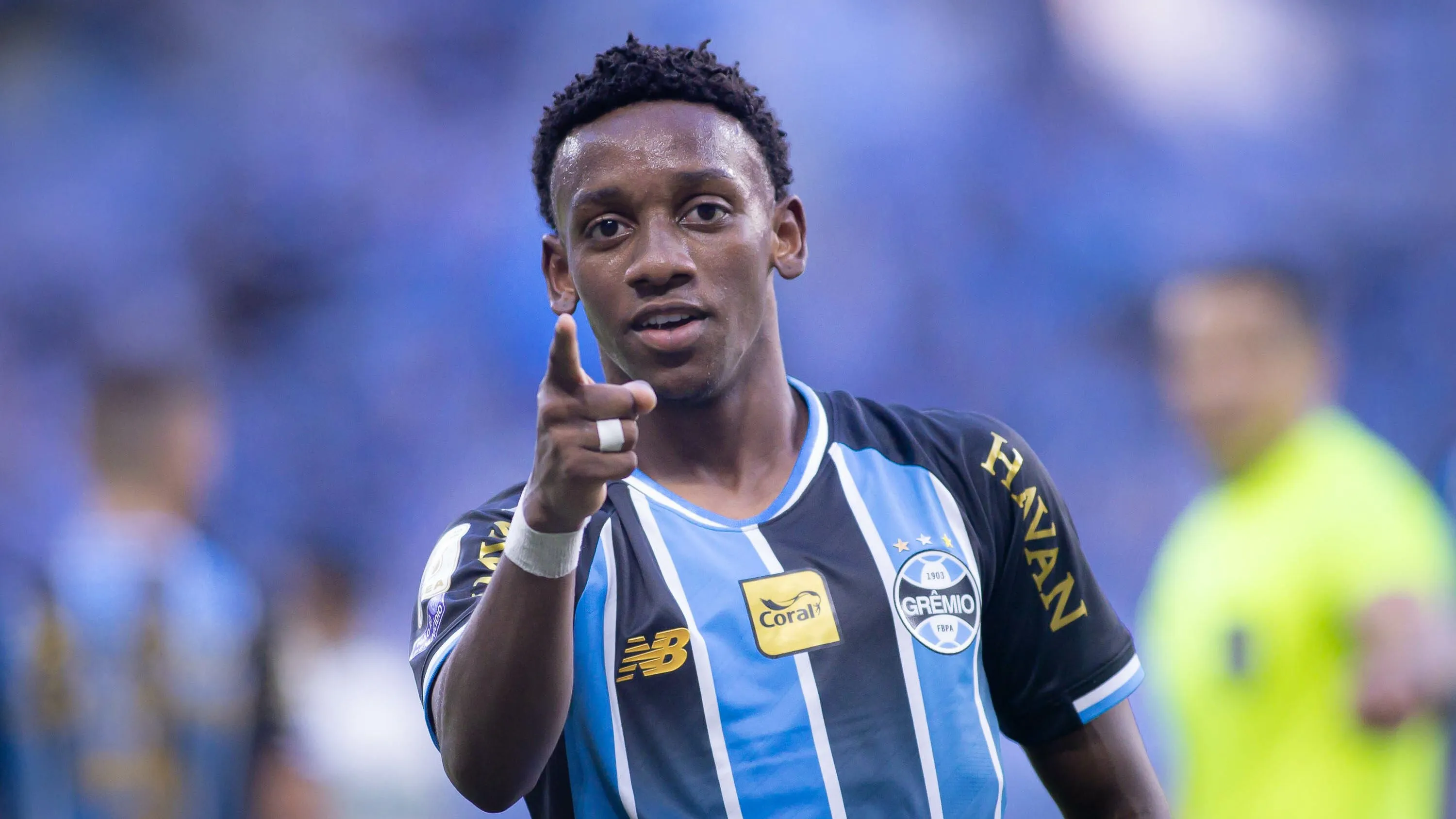 Gabriel Mec jogador do Gremio comemora seu gol durante partida contra o Coritiba no estadio Arena do Gremio pelo campeonato Brasileiro A 2026. Foto: Maxi Franzoi/AGIF